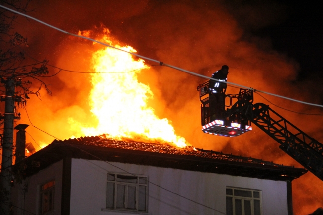 Kastamonu'da biri şehit ailesine ait olmak üzere 4 ev yandı