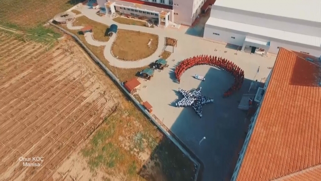 Çocukların bayrak sevgisi havadan görüntülendi