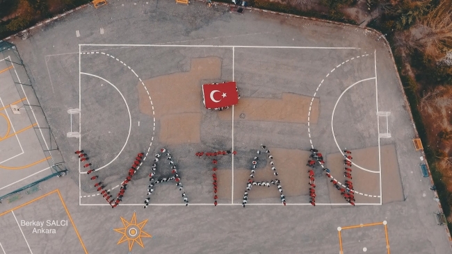 Çocukların bayrak sevgisi havadan görüntülendi