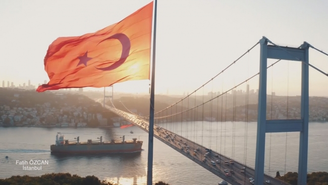 Çocukların bayrak sevgisi havadan görüntülendi