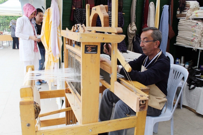 60 yıldır dokumacılık yapıyor