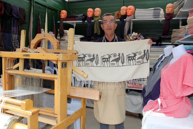 60 yıldır dokumacılık yapıyor