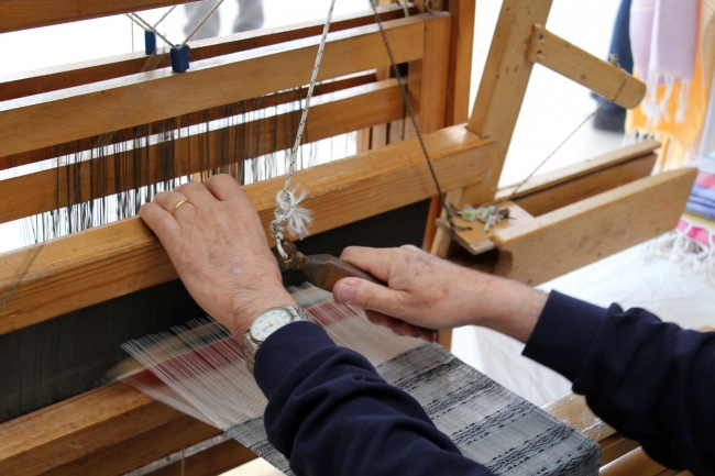 60 yıldır dokumacılık yapıyor