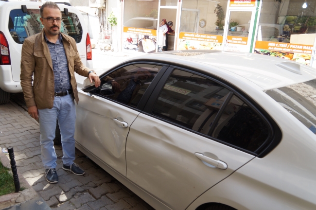 Saldırgan, park halindeki lüks araçlara tekme attı