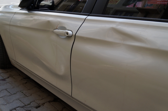 Saldırgan, park halindeki lüks araçlara tekme attı