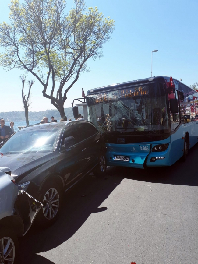 Kontrolden çıkan otobüs, park halindeki 4 araca çarptı