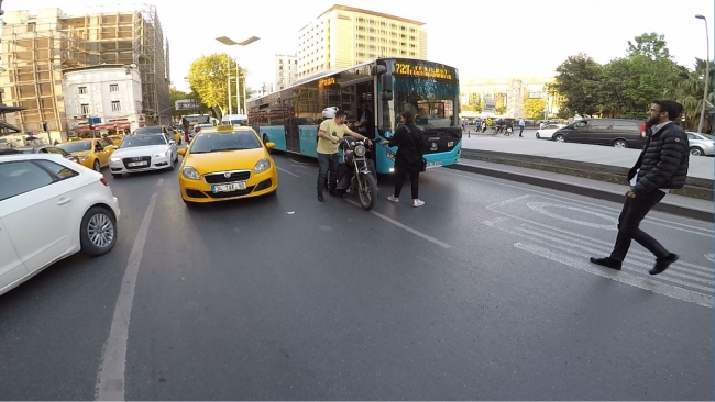 Otobüsün altında kalmaktan son anda kurtuldu