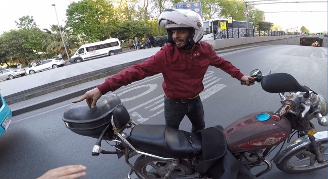 Otobüsün altında kalmaktan son anda kurtuldu