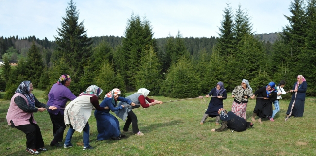 Karadeniz kadını işini de yapar sporunu da