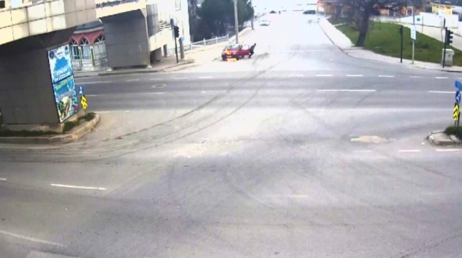 Bursa'daki trafik kazaları, MOBESE kameralarına yansıdı