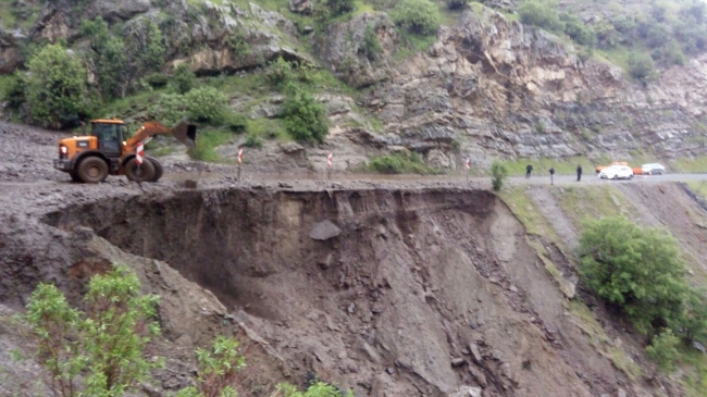 Şırnak- Hakkari karayolu, heyelan nedeniyle trafiğe kapandı
