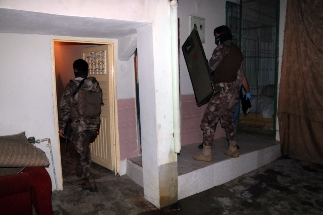 Adana'da uyuşturucu tacirlerine operasyon: 8 tutuklama