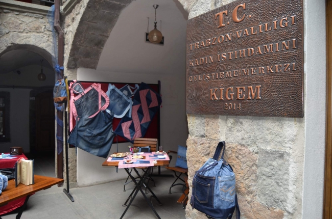 Çöpe atılan kotları sanata dönüştürdü