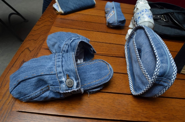 Çöpe atılan kotları sanata dönüştürdü