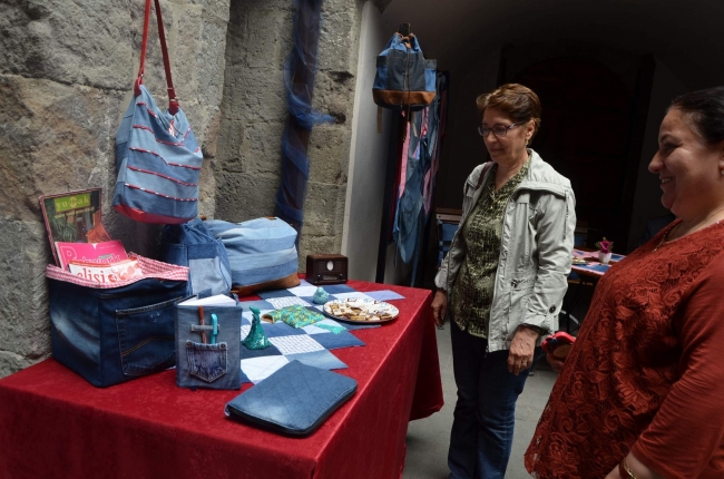 Çöpe atılan kotları sanata dönüştürdü