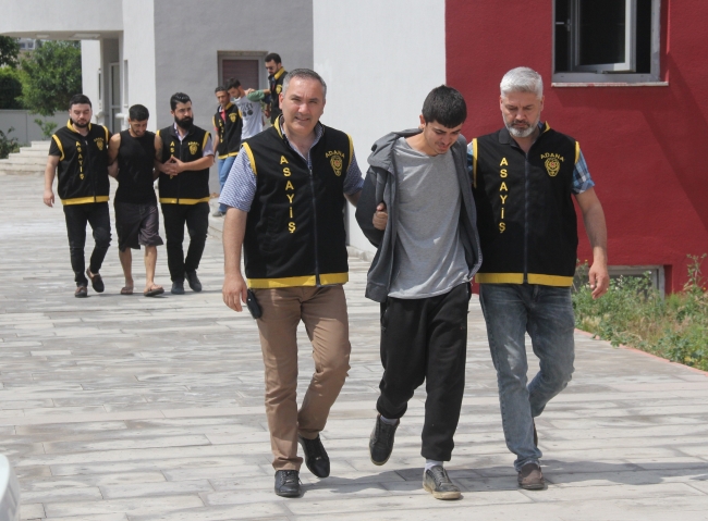 Emekleyerek çaldığı paralarla tuvalet camından kaçtı