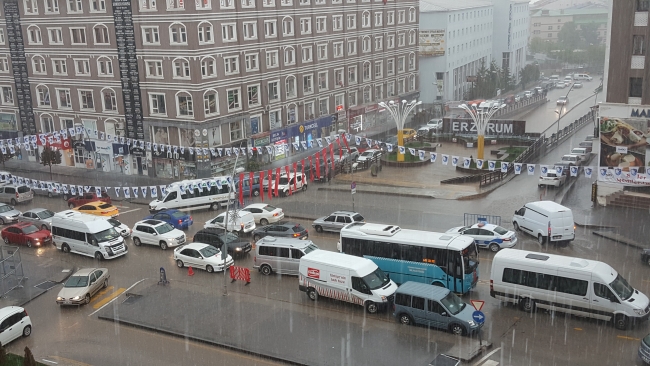 Erzurum'da sağanak sonrası yol çöktü