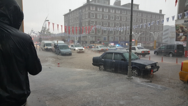 Erzurum'da sağanak sonrası yol çöktü