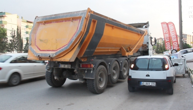 Kocaeli'de minibüs ile hafriyat kamyonu çarpıştı: 2 ölü