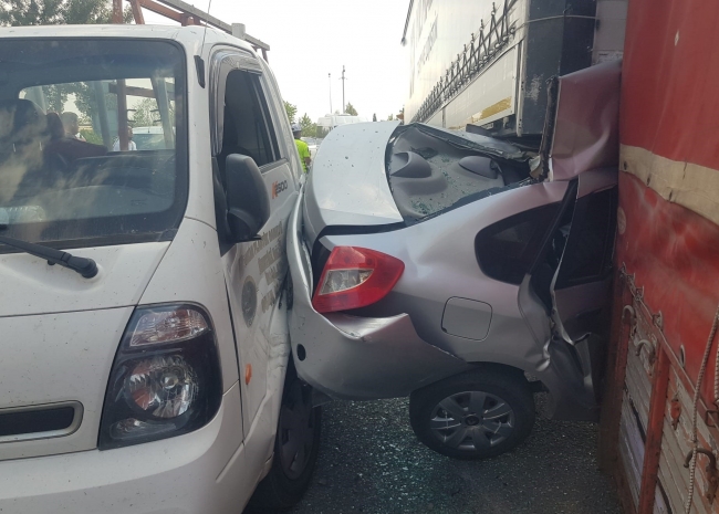 Freni boşalan halk otobüsü 7 araca çarparak durabildi