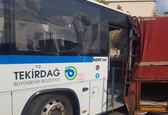 Freni boşalan halk otobüsü 7 araca çarparak durabildi