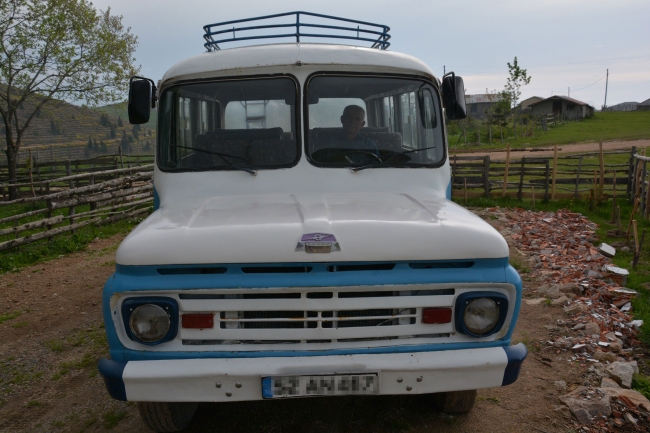 56 yıllık otobüsüne gözü gibi bakıyor