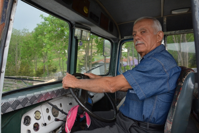 56 yıllık otobüsüne gözü gibi bakıyor