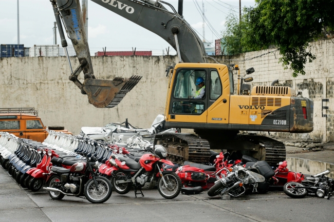 Filipinler'de kaçak araçlar buldozerle ezildi