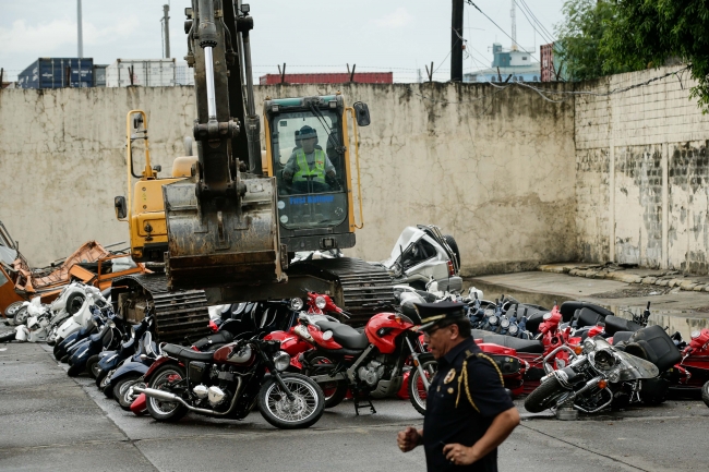 Filipinler'de kaçak araçlar buldozerle ezildi