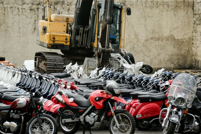 Filipinler'de kaçak araçlar buldozerle ezildi