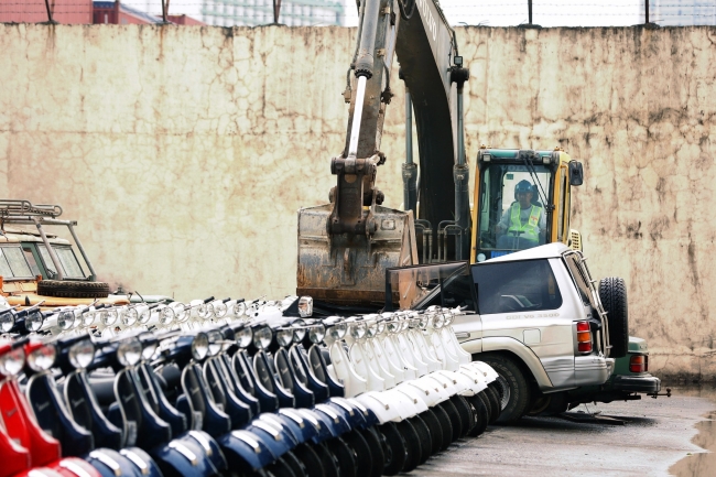 Filipinler'de kaçak araçlar buldozerle ezildi