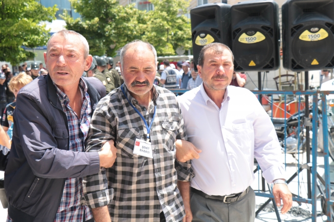 Hakkari şehitlerini binler son yolculuğuna uğurladı