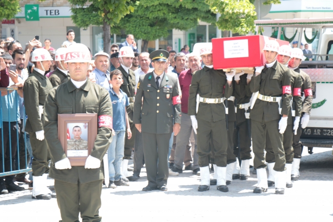 Hakkari şehitlerini binler son yolculuğuna uğurladı