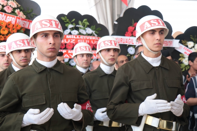 Hakkari şehitlerini binler son yolculuğuna uğurladı