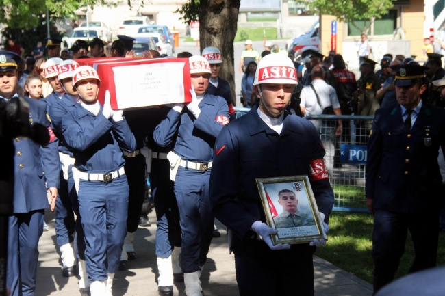 Hakkari şehitlerini binler son yolculuğuna uğurladı
