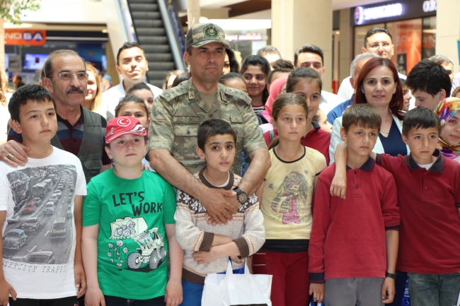 Öksüz ve yetimlerin karne hediyesi askerlerden