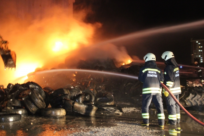 Konya'da lastik deposunda yangın
