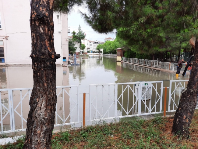 Samsun'da kuvvetli sağanak: 2 okulda eğitime ara verildi
