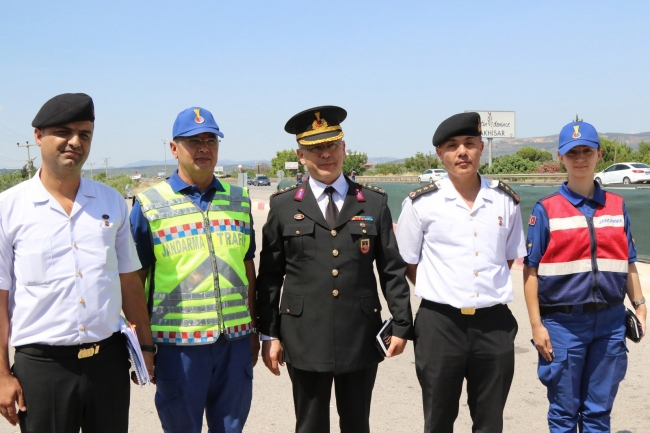 Jandarma'dan şeker ikramlı bayram denetimi