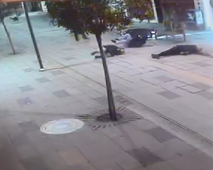 Başıboş köpeklerden kaçarken yayaya çarptı