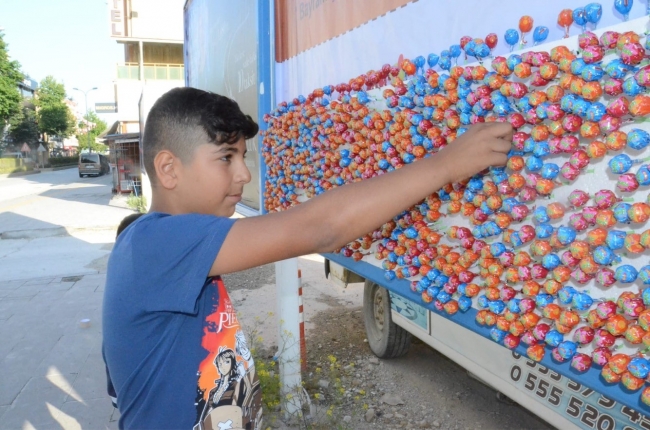 Reklam panolarından bayram şekeri topladılar