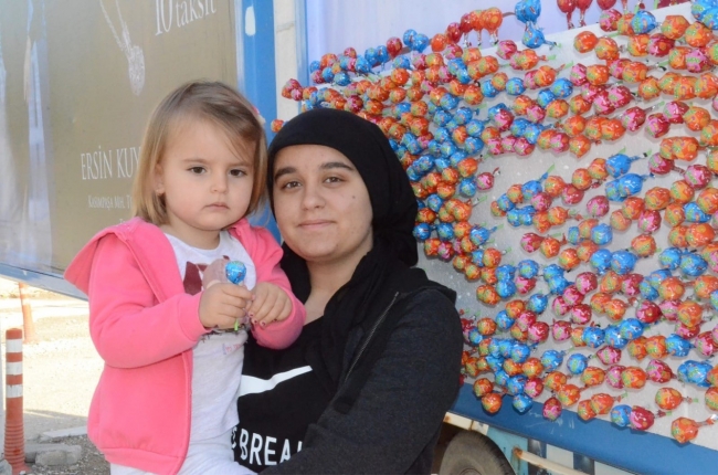 Reklam panolarından bayram şekeri topladılar