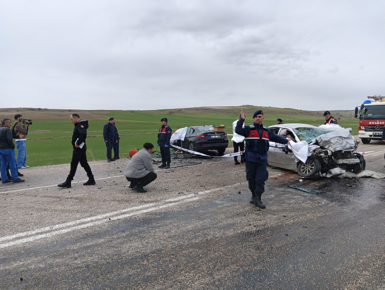 Ankara'da iki otomobil çarpıştı: 6 ölü, 3 yaralı