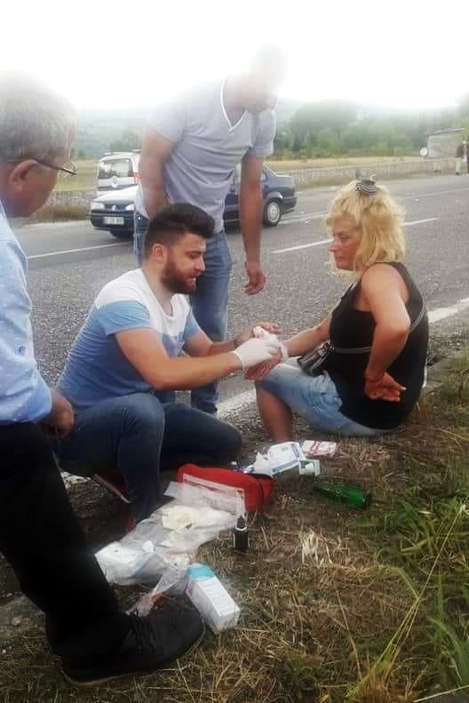 Otomobil, bisikletle gezinti yapan kadına çarptı: 2 yaralı