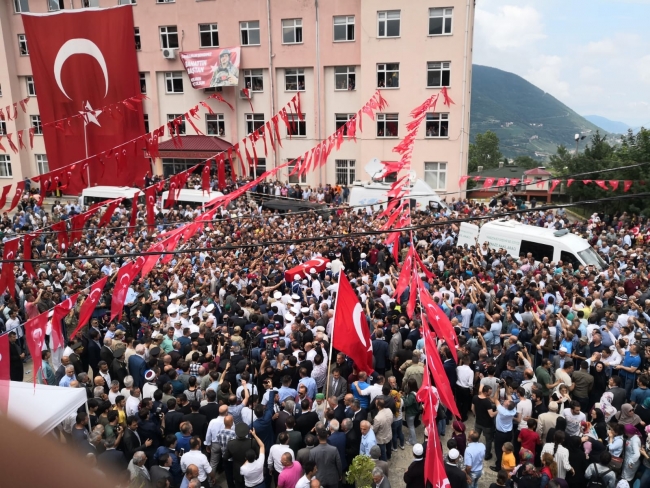 Siirt ve Şırnak şehitlerini binler son yolculuğuna uğurladı
