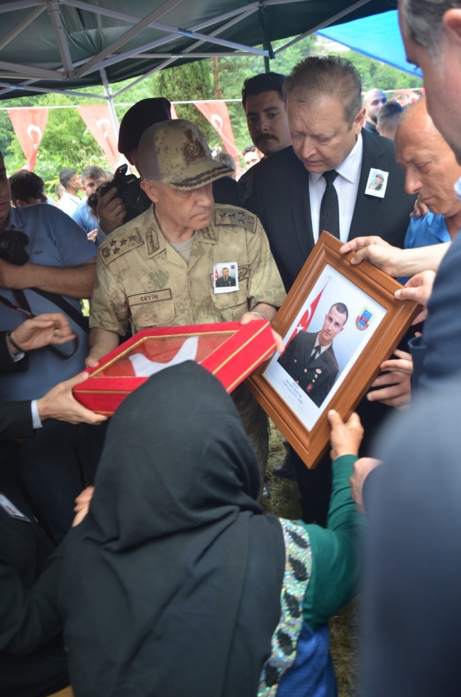 Siirt ve Şırnak şehitlerini binler son yolculuğuna uğurladı