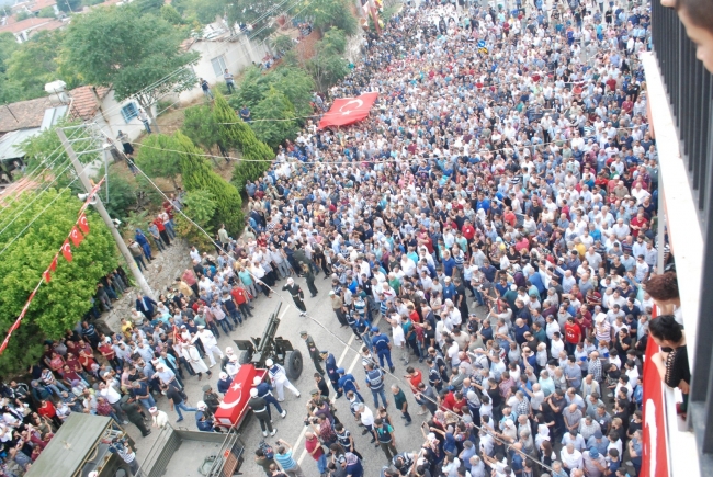 Siirt ve Şırnak şehitlerini binler son yolculuğuna uğurladı