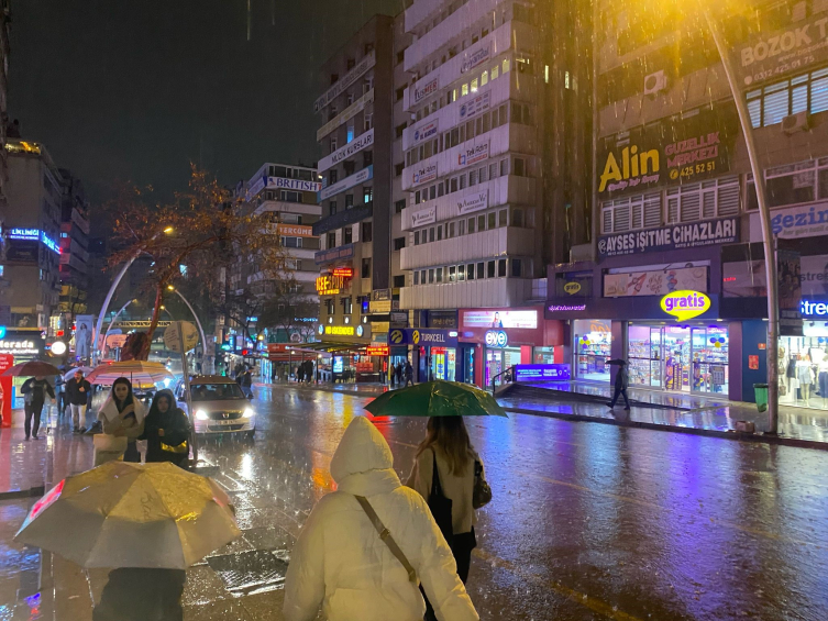 Ankara'da sağanak ve dolu etkili oldu