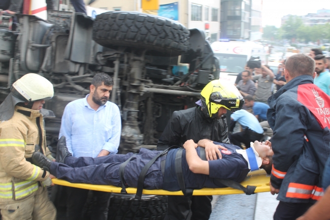 İstanbul'da itfaiye aracı devrildi: 3 yaralı