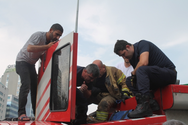 İstanbul'da itfaiye aracı devrildi: 3 yaralı
